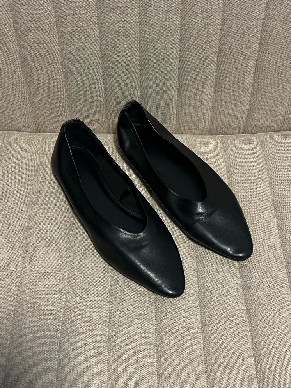 ‘H&M’ BLACK LEATHER FLATS SIZE 8